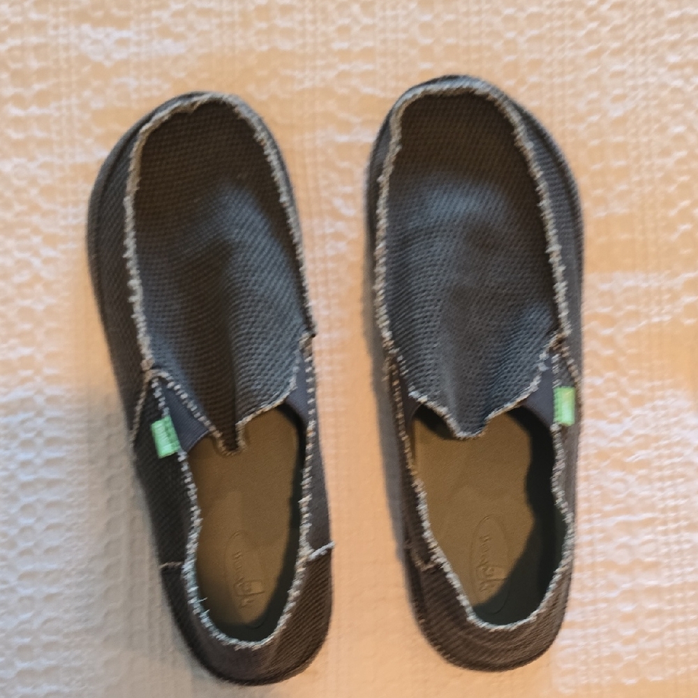 Sanuk Textured Gray Slip-Ons with Green Tag NWOT